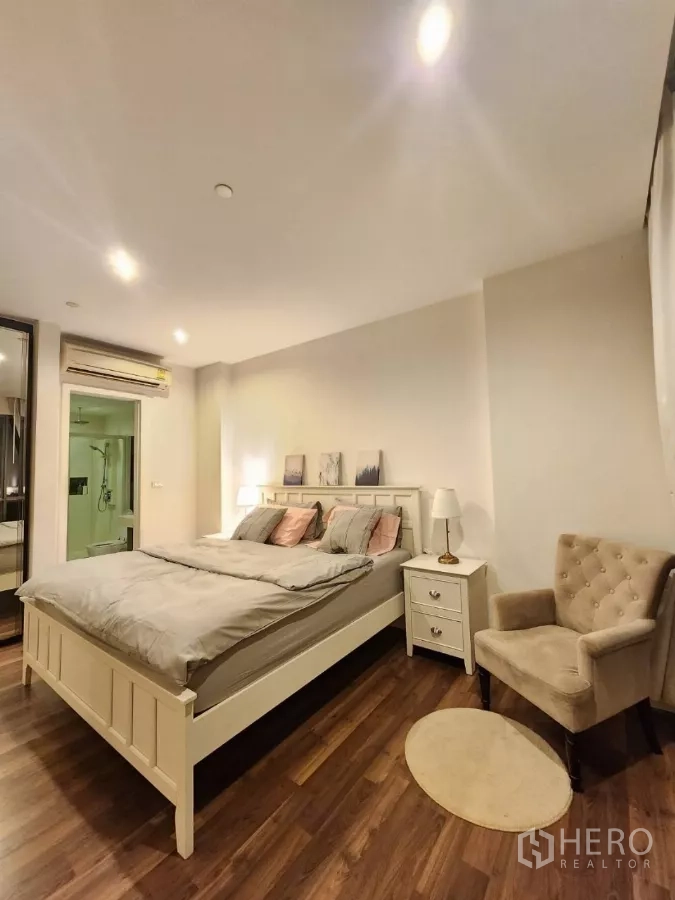 คอนโด ให้เช่าในPhra Khanong, Bangkok - ห้องนอนใหญ่พร้อมเก้าอี้กำมะหยี่ และทางเข้าห้องน้ำในตัว