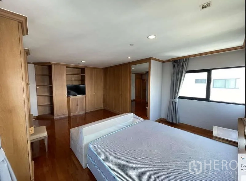 คอนโด ให้เช่า - มุมห้องนอนมีชั้นวางบิลท์อิน ตู้วางทีวี และตู้เสื้อผ้ามากมาย