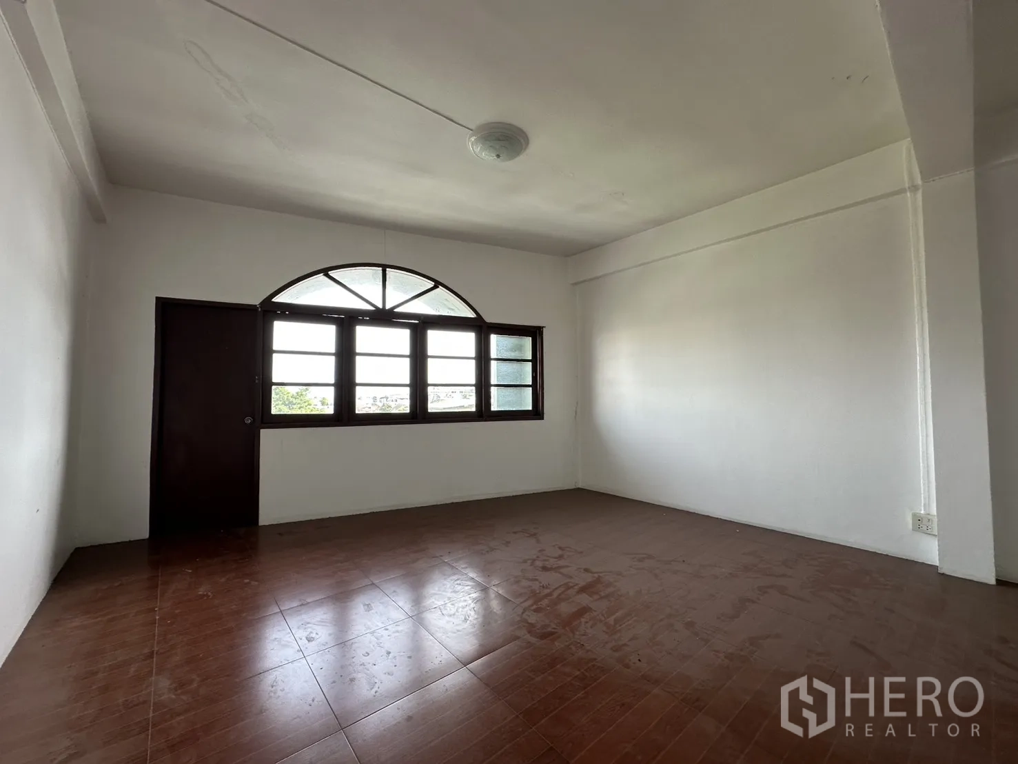 店屋 for rent in Phra Khanong, Bangkok - 上层宽敞房间，设拱形窗。