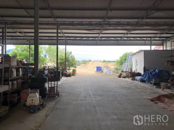 คลังสินค้า ให้เช่าในSai Noi, Nonthaburi - ลานโหลดสินค้าขนาดใหญ่มีหลังคาคลุม โครงเหล็ก พื้นคอนกรีต เปิดเชื่อมไปยังลานด้านหลัง