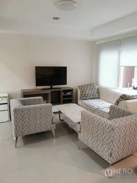 สำนักงานที่บ้าน ให้เช่าในChatuchak, Bangkok - ห้องนั่งเล่นสว่างพร้อมโซฟาลาย ทีวี และพื้นกระเบื้องเงา