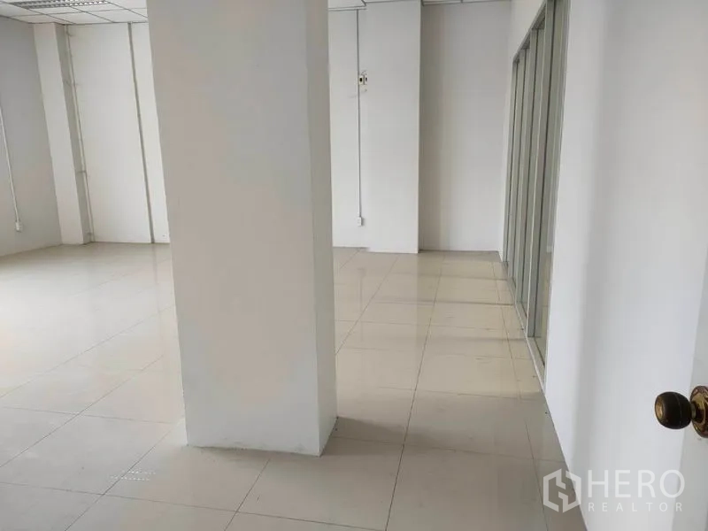 工厂 出租在Phra Nakhon Si Ayutthaya - 办公室走廊，亮面瓷砖地面与玻璃隔断间。