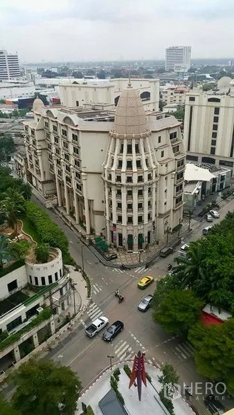 คอนโด ให้เช่าในKhlong Toei, Bangkok - ภาพมุมสูงของอาคารสไตล์ยุโรปทรงโดมบริเวณสี่แยกในย่านสุขุมวิท