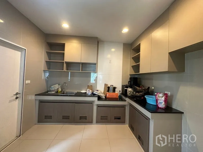 บ้าน ให้เช่าในLam Luk Ka, Pathum Thani - ครัวบิวท์อิน ตู้เก็บของเยอะ เคาน์เตอร์ท็อปสีดำ พื้นกระเบื้อง