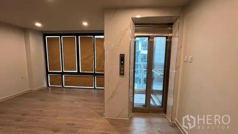 สำนักงานที่บ้าน ให้เช่า - ภายในชั้นทำงาน พื้นไม้พร้อมลิฟต์ส่วนตัวและหน้าต่างบานใหญ่
