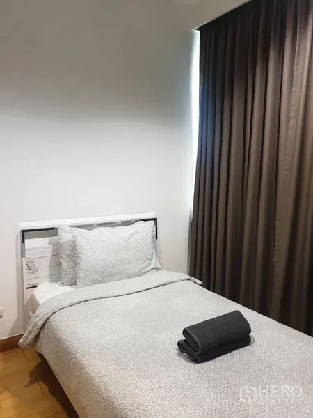 คอนโด ให้เช่าในKhlong Toei, Bangkok - ห้องนอนขนาดกะทัดรัด เตียงเดี่ยว ผ้าปูครบ และผ้าม่านทึบแสง