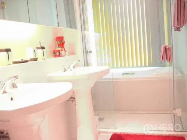 คอนโด ขายในKhlong Toei, Bangkok - ห้องน้ำสว่าง มีอ่างล้างหน้าแบบแท่นคู่ ฝักบัวกระจก อ่างอาบน้ำ และมู่ลี่แนวตั้ง