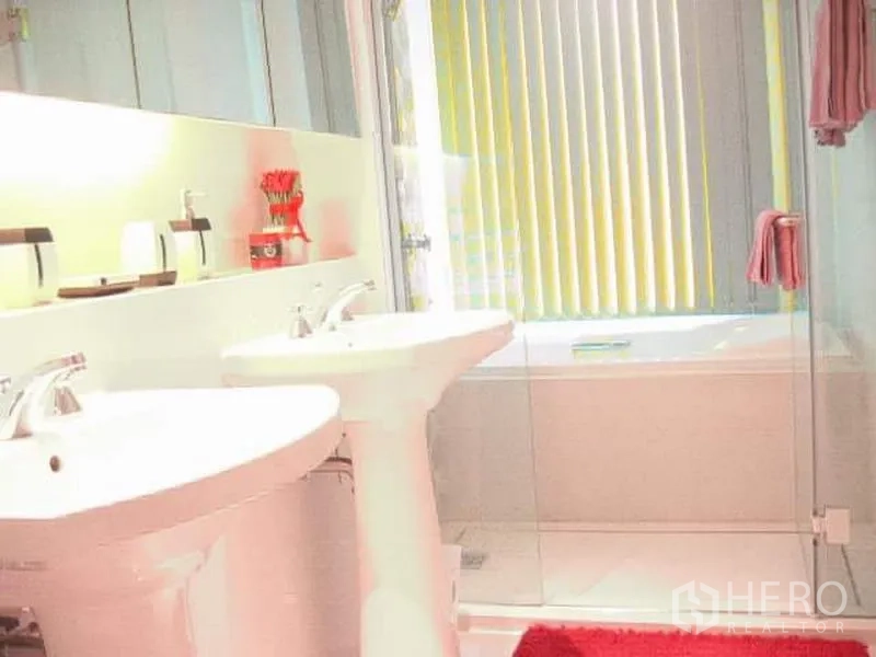 คอนโด ขายในKhlong Toei, Bangkok - ห้องน้ำสว่าง มีอ่างล้างหน้าแบบแท่นคู่ ฝักบัวกระจก อ่างอาบน้ำ และมู่ลี่แนวตั้ง