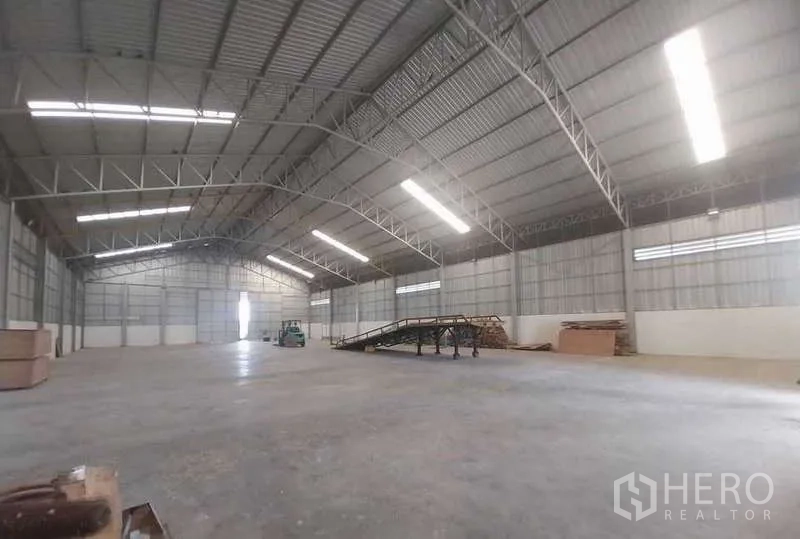 คลังสินค้า ขายในSai Noi, Nonthaburi - ฮอลล์เก็บสินค้าแบบเปิด มีทางลาดโหลดและไฟไฮเบย์ พื้นคอนกรีต