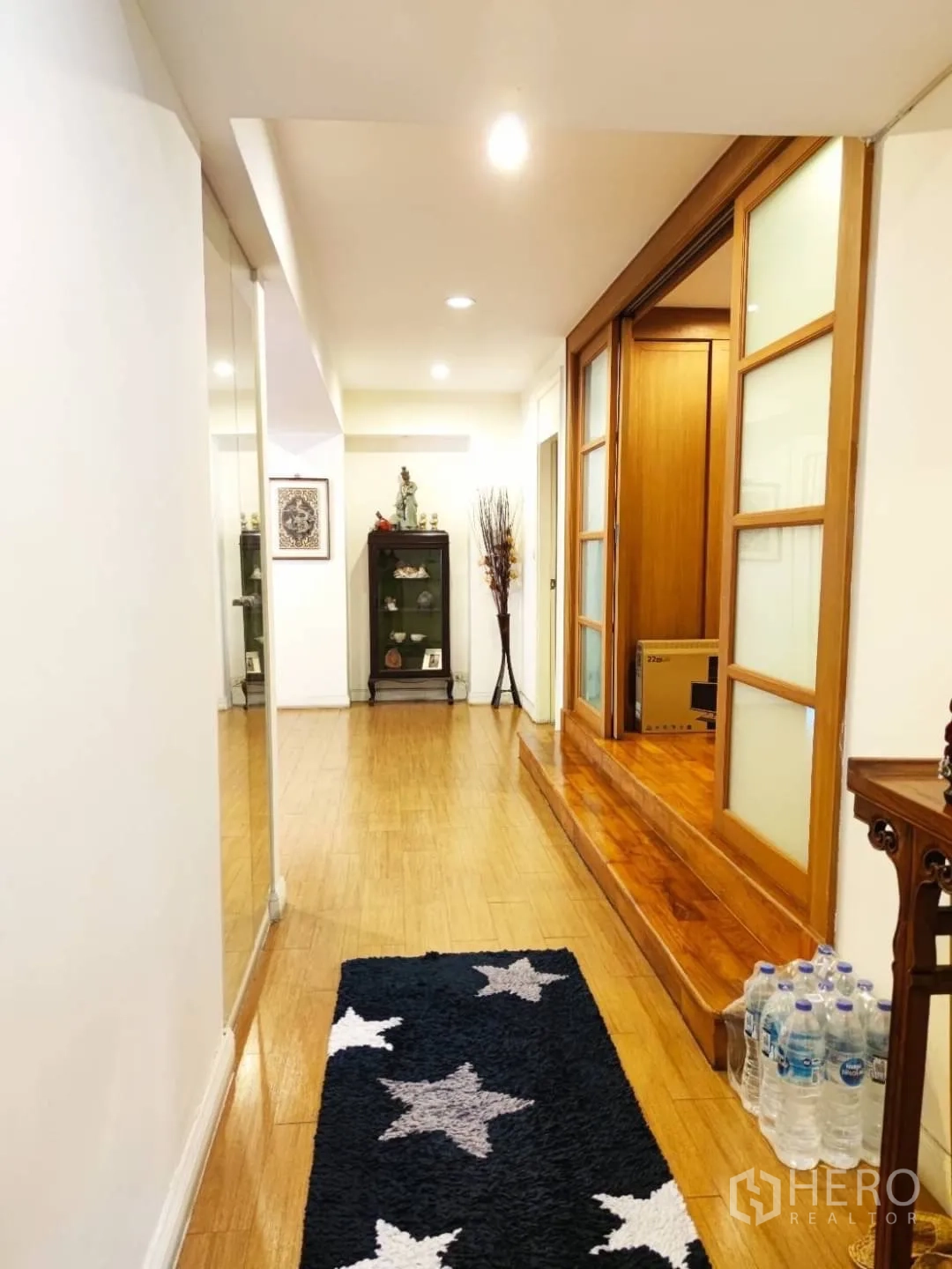 คอนโด ให้เช่าในWatthana, Bangkok - ทางเดินสว่าง พื้นไม้ พร้อมประตูบานเลื่อนกรอบไม้