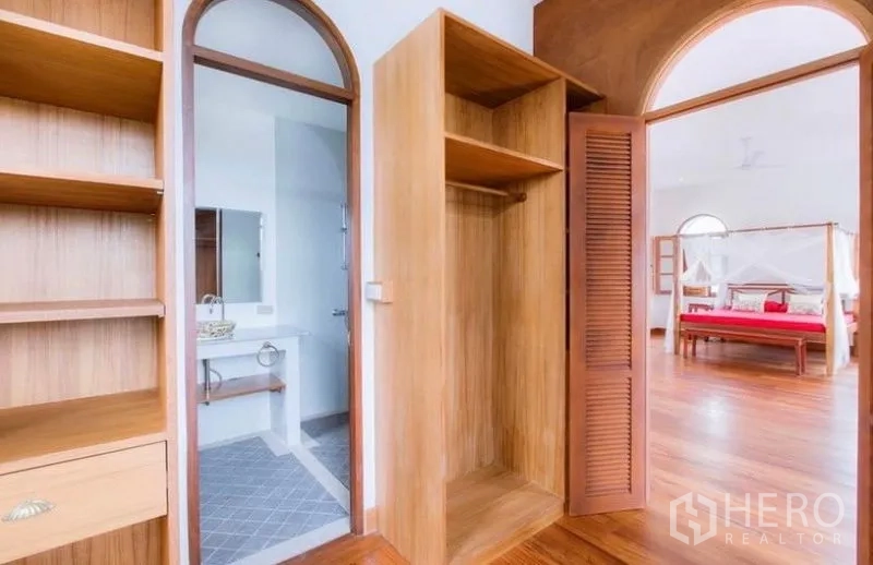 บ้าน ให้เช่าในPhra Khanong, Bangkok - ตู้เสื้อผ้าแบบวอล์คอินไม้บิวท์อิน พร้อมประตูโค้งเชื่อมเข้าห้องน้ำในตัว