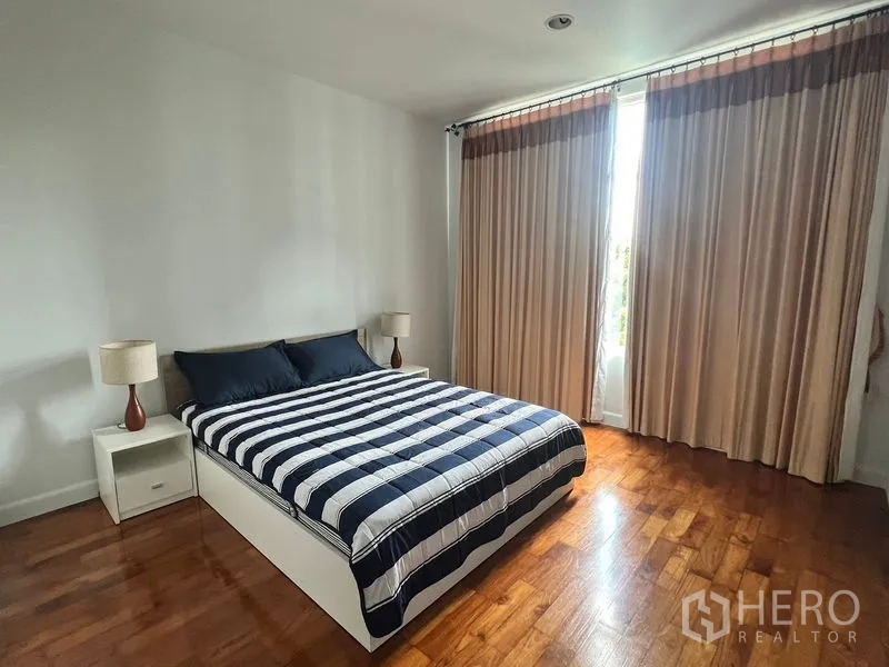 คอนโด ให้เช่าในSathon, Bangkok - ห้องนอนเตียงคู่ พร้อมโต๊ะข้างและผ้าม่านสูง พื้นไม้