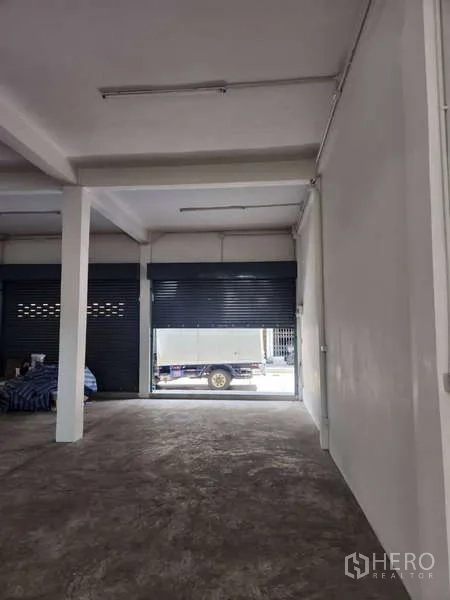 店屋 出租在Khlong Toei, Bangkok - 临街卷帘门开启的前场，便于装卸。