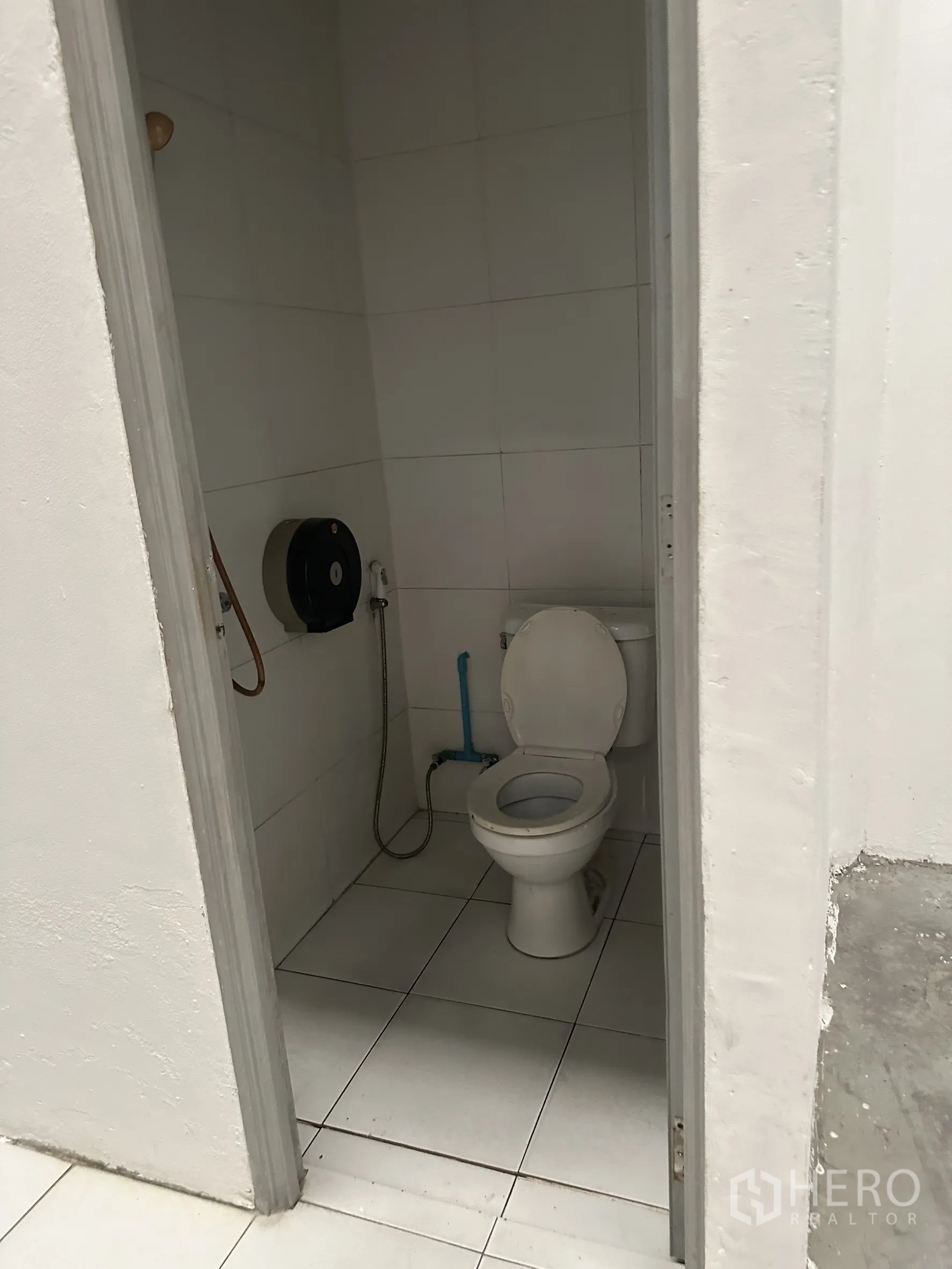 工厂 出租在Khlong Luang, Pathum Thani - 工厂内瓷砖卫生间，坐便器与喷枪。