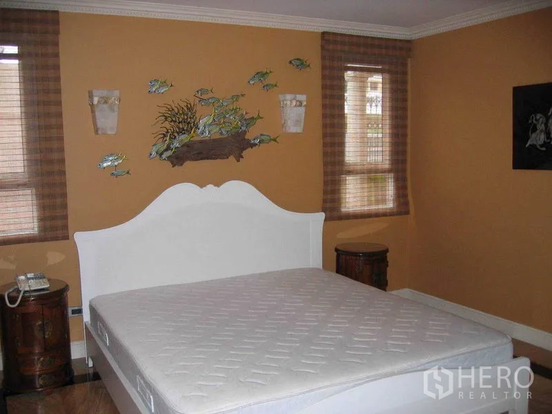 บ้าน ให้เช่าในWatthana, Bangkok - ห้องนอนโทนอบอุ่น เตียงสีขาว หน้าต่างพร้อมมู่ลี่