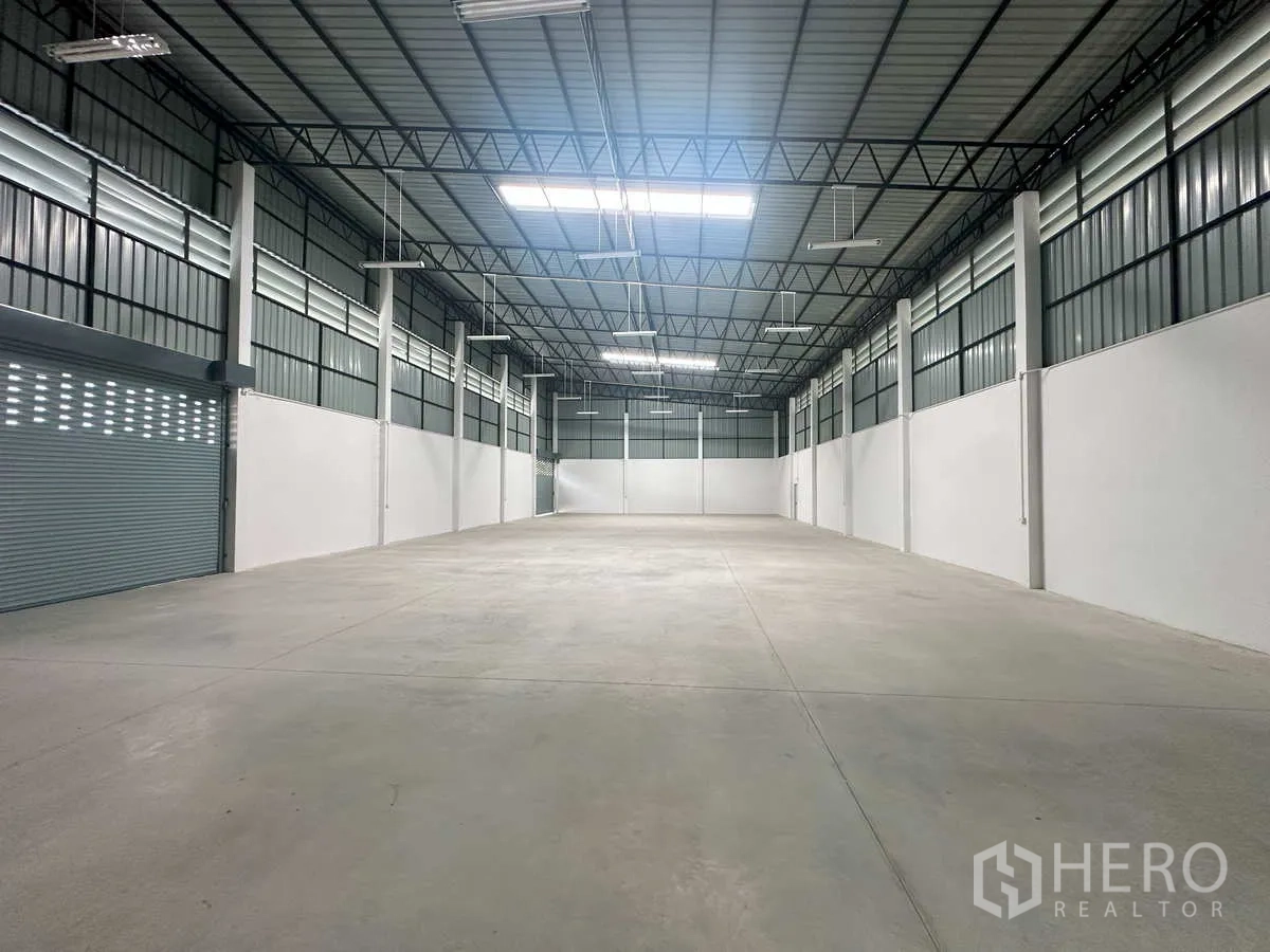 Factory for rent in Bang Len, Nakhon Pathom - Long clear-span factory floor with insulated roof panels and bright LED lighting.