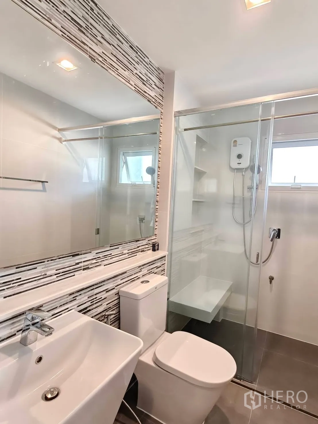 独栋房屋 for rent or sale in Bang Phli, Samut Prakan - 现代卫浴，设宽大镜面与玻璃淋浴房。