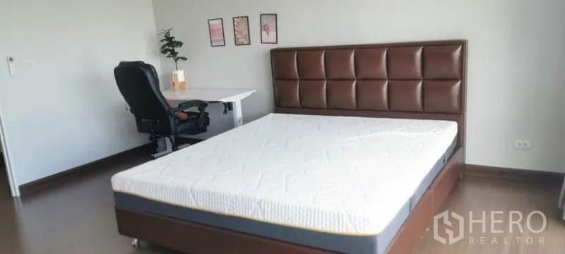 独立式住宅 出租 - 大卧室带软包床头与书桌，木地板温馨舒适。