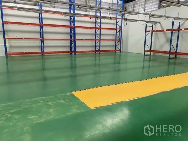 工厂 出租或出售在Bang Yai, Nonthaburi - 仓储区配货架与黄色安全通道，绿色环氧地坪。