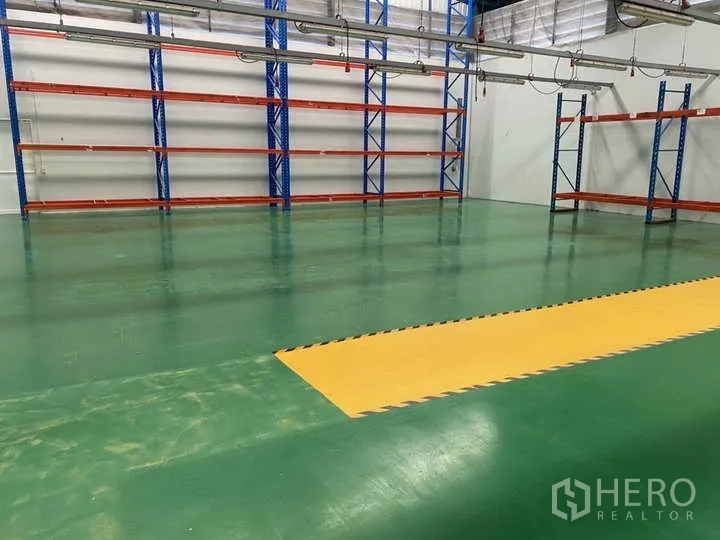 工厂 出租或出售在Bang Yai, Nonthaburi - 仓储区配货架与黄色安全通道，绿色环氧地坪。