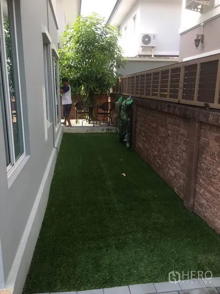 บ้าน ให้เช่าในSuan Luang, Bangkok - สนามหญ้าริมตัวบ้านพร้อมกำแพงอิฐเพื่อความเป็นส่วนตัว