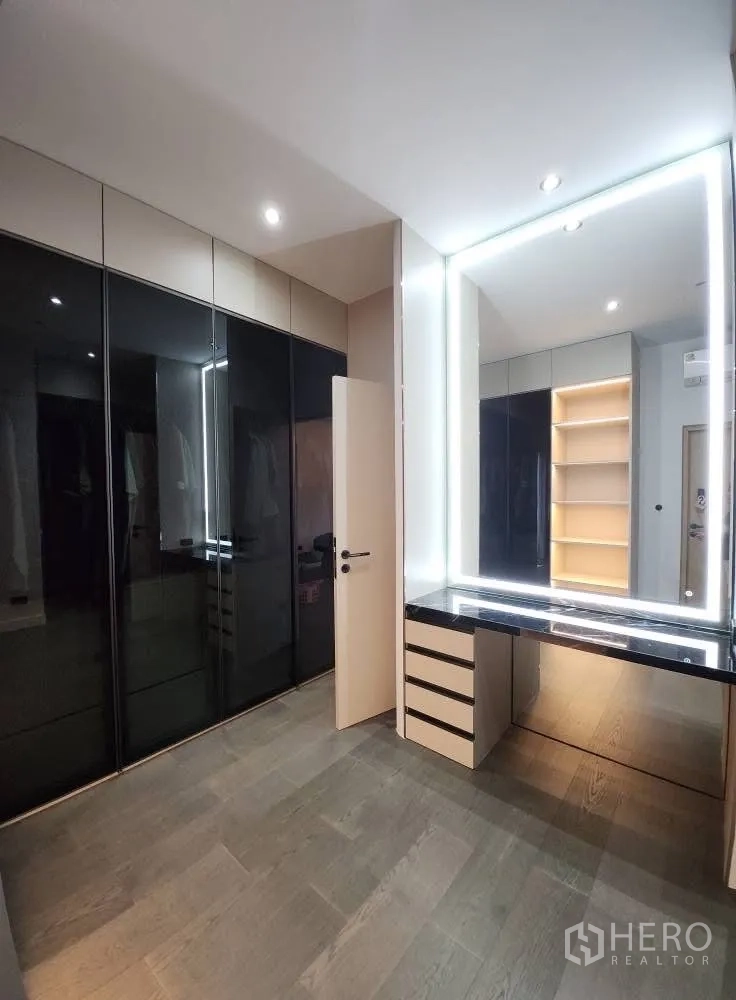 Detached House for rent in Bang Phli, Samut Prakan - Walk-in closet with glossy wardrobes and an illuminated vanity.