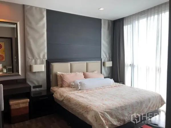 คอนโด ให้เช่าหรือขายในWatthana, Bangkok - ห้องนอนหัวเตียงบุผ้านุ่ม โคมไฟข้างเตียง และหน้าต่างสูงจรดฝ้า