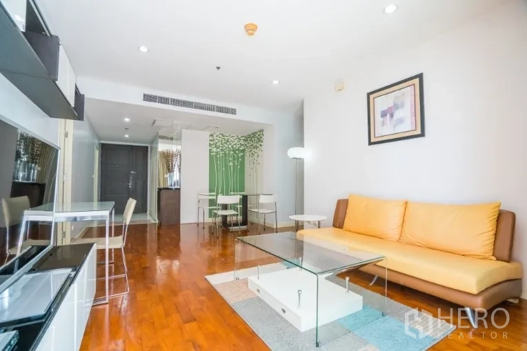 คอนโด ให้เช่าหรือขายในKhlong Toei, Bangkok - มุมมองไปยังประตูทางเข้า ห้องนั่งเล่นมีโต๊ะกลางกระจกและชั้นวางทีวี