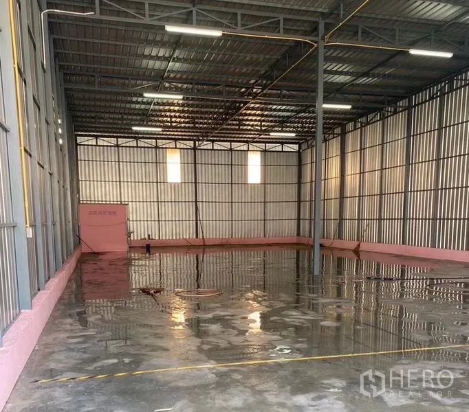 คลังสินค้า ให้เช่าในBang Kapi, Bangkok - ภาพภายในโกดังสว่าง โปร่ง เพดานสูง โครงเหล็ก และพื้นคอนกรีตพร้อมใช้งาน