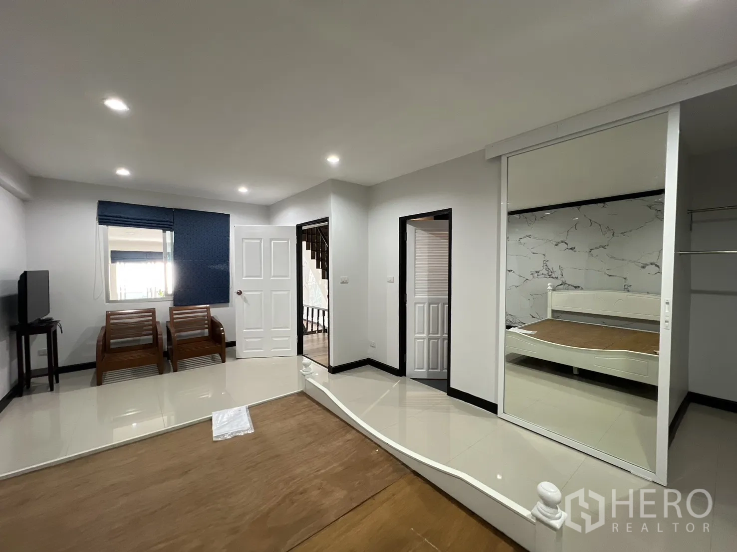 ทาวน์เฮาส์ for rent in Watthana, Bangkok - ห้องชุดกว้าง มีมุมนั่งเล่น ทีวีและตู้เสื้อผ้าบานกระจก ข้างพื้นที่เตียง