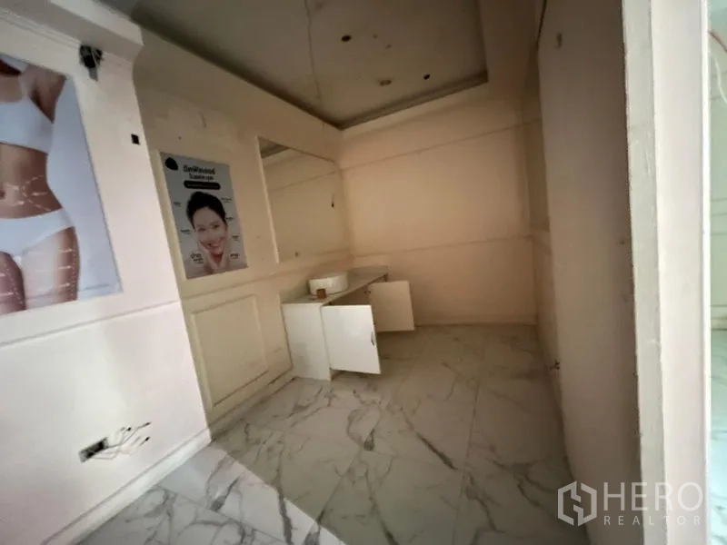 พื้นที่ขายปลีก ให้เช่าในWatthana, Bangkok - ห้องปิดทึบ ปูพื้นลายหินอ่อน พร้อมเคาน์เตอร์บิวท์อินเหมาะใช้ปรึกษา