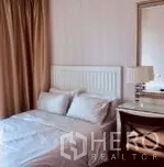 公寓 出租在Watthana, Bangkok - 次卧，白色床头板、书桌与台灯，色调柔和