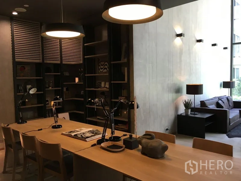 คอนโด ขายในPhaya Thai, Bangkok - ห้องโคเวิร์กกิ้ง/มุมอ่านหนังสือ โต๊ะยาว โคมไฟ และชั้นวาง