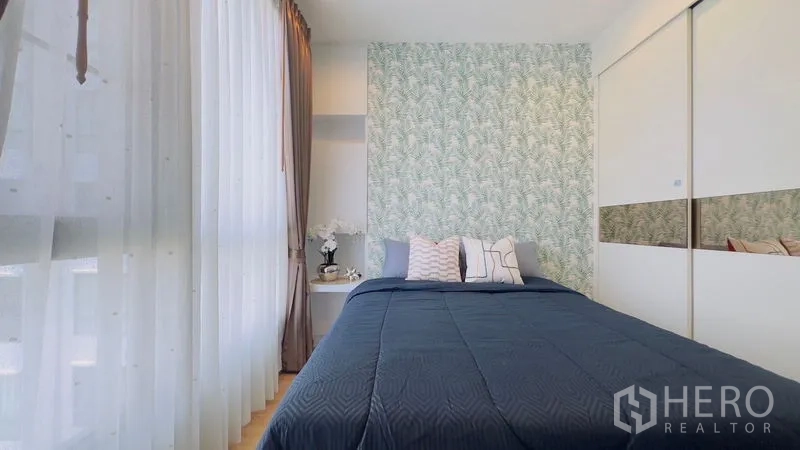 คอนโด ให้เช่าในWatthana, Bangkok - ห้องนอนรองกับหน้าต่างเต็มความสูง ผนังลายทรอปิคัล และตู้เสื้อผ้า