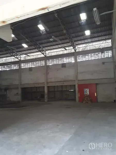 Factory for rent in Mueang Ratchaburi, Ratchaburi - Large factory hall with steel truss roof, skylights and wide open floor area.
