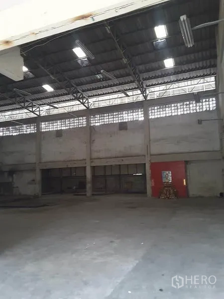 Factory for rent in Mueang Ratchaburi, Ratchaburi - Large factory hall with steel truss roof, skylights and wide open floor area.