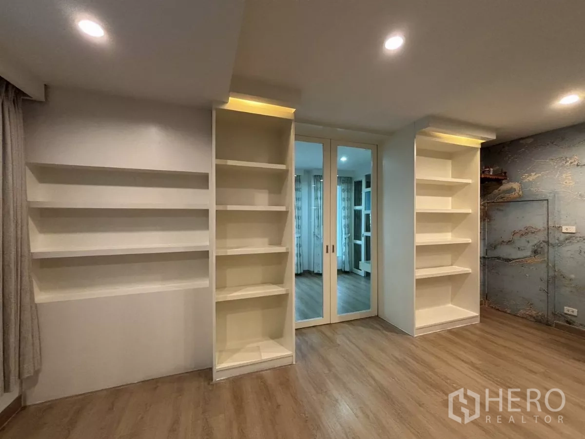 บ้าน ให้เช่าในBang Kapi, Bangkok - ชั้นวางของบิลต์อินคู่ประตูบานเลื่อนกระจกเงาในห้องสว่าง