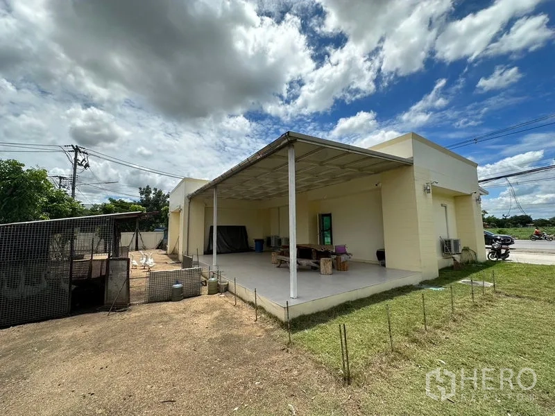 สำนักงาน ให้เช่าในPathum Thani - มุมกว้างของเฉลียงมีหลังคา ข้างสนามหญ้าและลานบริการ