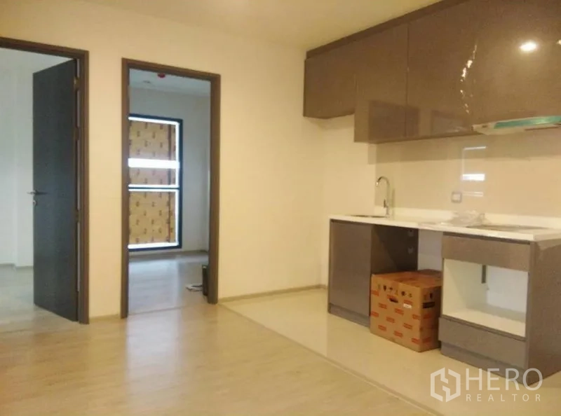 公寓 出售在Ratchathewi, Bangkok - 开放式起居区，带嵌入式厨房与卧室门口