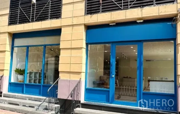 พื้นที่ขายปลีก ให้เช่า - หน้าร้านชั้นล่างกรอบกระจกสีฟ้าพร้อมประตูและหน้าต่างโชว์สินค้าขนาดใหญ่