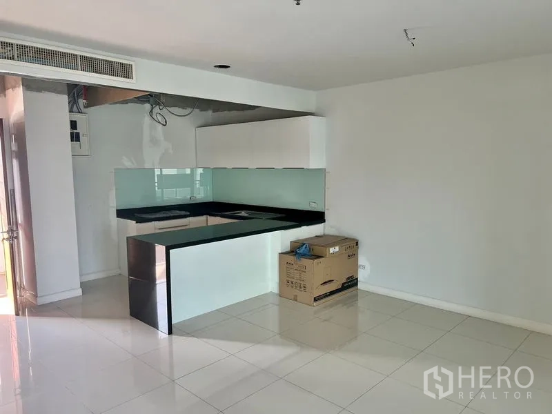 คอนโด ให้เช่าในBang Kho Laem, Bangkok - ครัวแบบโอเพ่นแพลน เคาน์เตอร์สีดำ แบ็กสแปลชกระจก ตู้สีขาว