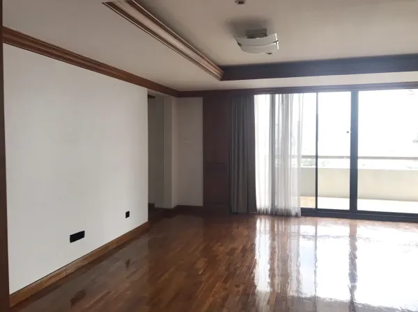 คอนโด ให้เช่าในPathum Wan, Bangkok - ห้องนั่งเล่นสว่าง พื้นไม้ขัดเงา ประตูบานเลื่อนกระจกเปิดสู่ระเบียง