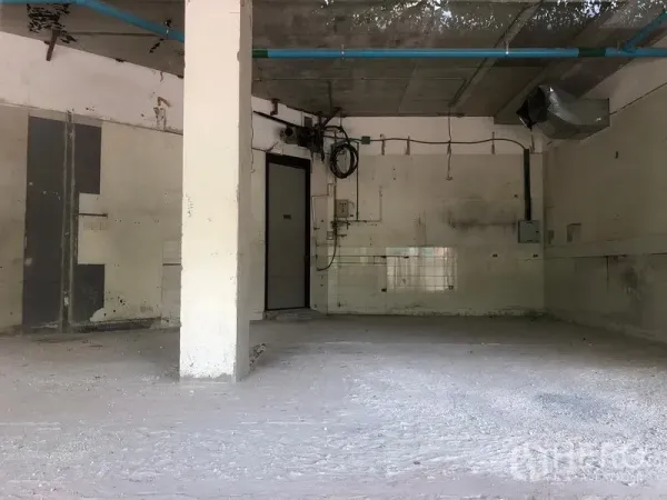 零售空间 出租在Watthana, Bangkok - 开放式壳体空间，管线与风管清晰可见，并设后门通道。