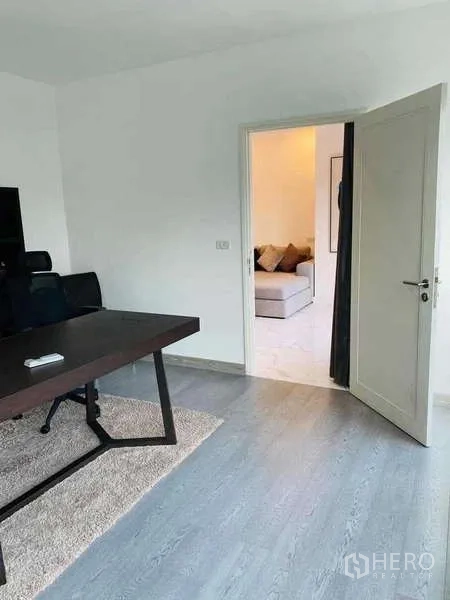 คอนโด ให้เช่าหรือขายในWatthana, Bangkok - ห้องทำงานเชื่อมต่อสู่ห้องนั่งเล่น พื้นไม้โทนอ่อนและพรม