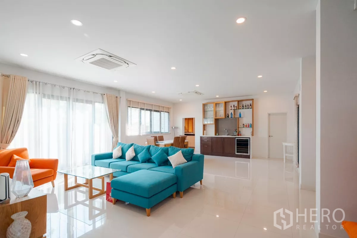 บ้าน ขายในSaphan Sung, Bangkok - โถงโล่งกว้างเชื่อมต่อมุมนั่งเล่น ประตูกระจกบานเลื่อน และตู้บาร์บิวท์อิน