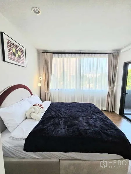 ทาวน์เฮาส์ ให้เช่าในSuan Luang, Bangkok - ห้องนอนสว่าง เตียงคู่ หน้าต่างบานกว้าง และประตูออกระเบียงเล็ก