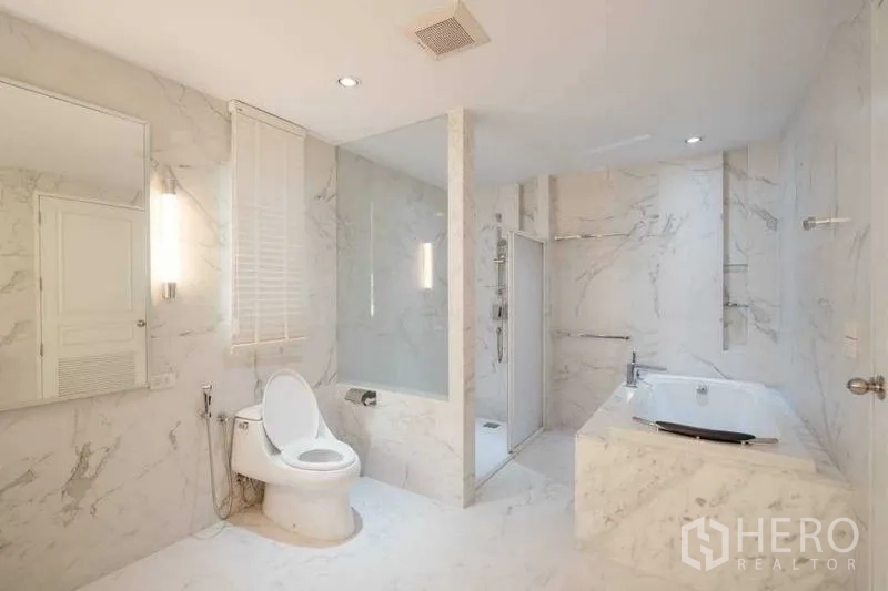 บ้าน ขายในWatthana, Bangkok - ห้องน้ำมาสเตอร์หินอ่อน มีอ่างอาบน้ำ ห้องอาบน้ำ และสุขภัณฑ์