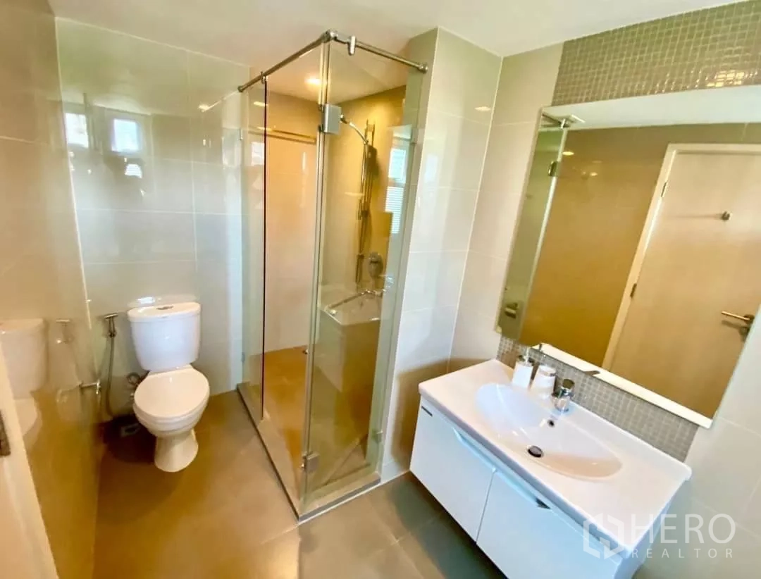 คอนโด ให้เช่าในWatthana, Bangkok - ห้องน้ำมุมมองที่เห็นอ่างล้างหน้าพร้อมกระจกและห้องอาบน้ำกระจกมุม