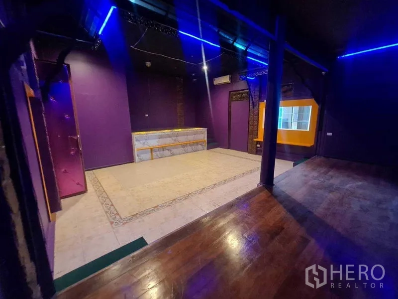 พื้นที่ขายปลีก ให้เช่าในWatthana, Bangkok - พื้นที่โล่งพร้อมพื้นเวที เคาน์เตอร์บริการ และช่องโชว์กรอบสีเหลือง