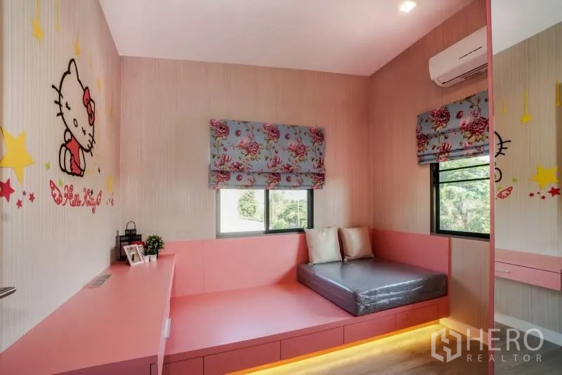 บ้าน ให้เช่าหรือขายในLat Krabang, Bangkok - ห้องนอนเด็กพร้อมงานบิวท์อินสีพาสเทล เตียงยกระดับ ไฟซ่อน และภาพการ์ตูนบนผนัง